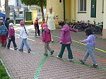 Děti několikrát za den procházejí po barevné čáře své třídy, a tím přirozeně plní část motorického cvičení metody NTC learning