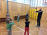 Cvičení s dřevěnými tyčemi