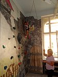 Prázdninová školka - učíme se lézt na boulderingovou stěnu