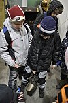 Děti zkoušejí váhu potápěčské obuvi.
