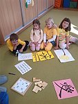 žlutý ostrov Honšú...děti se odlišují barvou oblečení po celou dobu projektu, a patří jim některé znaky- asociace k lepšímu zapamatování znaků
