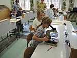Děti pracovaly s mikroskopem -