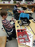 Děti skládají robota ze stavebnice