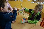 Děti si vyrobily vlastní rovnoramenné váhy a zkoušely si porovnávat váhu různých předmětů.