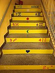 Tvary, barvy, čísla, počty osvojujeme i na schodišti