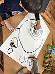 Děti zjišťují vhodnost trasy, kterou nakreslily, procvičují motoriku