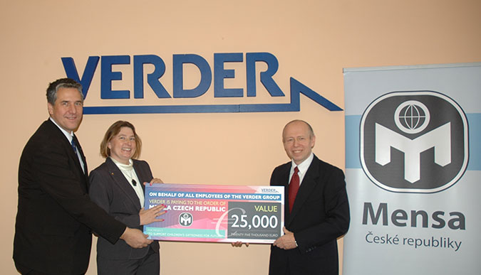 Petr Mazal a Zuzana Poláková (vlevo) přebírají jménem Mensy šek na 25 000 EUR z rukou generálního ředitele pobočky firmy Verder Jindřicha Baumruka (foto: archiv fy Verder)