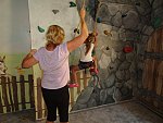 Prázdninová školka - učíme se lézt na boulderingovou stěnu