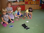 Skupinová práce na stanovištích - Dopravní značky (MŠ U Uranie)