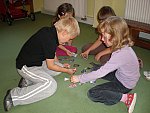 Skupinová práce na stanovištích - Dopravní značky (MŠ U Uranie)