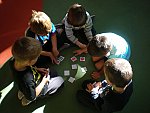 Skupinová práce na stanovištích - Dopravní značky (MŠ U Uranie)