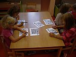Skupinová práce na stanovištích - Dopravní značky (MŠ U Uranie)