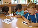 Skupinová práce na stanovištích - Dopravní značky (MŠ U Uranie)