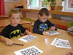 Skupinová práce na stanovištích - Dopravní značky (MŠ U Uranie)