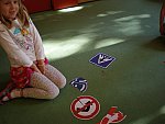 Skupinová práce na stanovištích - Dopravní značky (MŠ U Uranie)