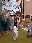 a je to tady....představujeme, zocelujeme se, zvyšujeme vyjadřovací schopnosti, upevňujeme sebevědomí v návaznosti na domácí prostředí...to je cílem našich Úkolů pro rodiče s dětmi
