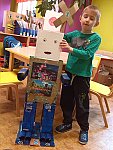 přímo robot vykreslující krásy Japonska- vlajka je vysouvací a záběry nočního Tokia uklidňují....
