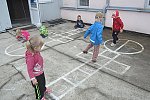 Hry na školním hřišti (MŠ Vyhlídka, Valašské Meziříčí - třída Kuřátek)