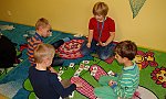 Kluci - prvňáci hrají spolu s kamarádkou ze čtvrté třídy &quot;6 bere&quot;. Kluky to strašně bavilo, zvlášť protože věděli, že se mohou spolehnout na pomoc staršího. Ale nebylo jí třeba.