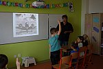 V prvním letošním Klubu nadaných dětí s paní doktorkou Miriam Nývltovou Fišákovou a výtvarníkem Liborem Balákem se děti vydaly do historie letadel a letectví vůbec.