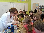 Klub nadaných dětí s tématem Co dokáže voda byl plný chemických i fyzikálních pokusů, do kterých se ve skupinkách zapojily všechny děti.