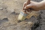 V dalším KND se děti dozvěděly jak se pracuje na archeologických nalezištích a jak se o nálezy starat jako správný archeolog. Foto je ilustrační.