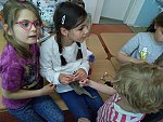 A díky plastovým modelům si mohly prohlédnout některé nejznámější druhy dinosaurů.
