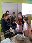Dokonce si osahaly i skutečnou dinosauří kost!