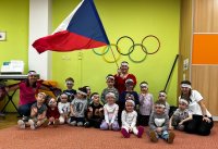 Projekt ,,Zimní sporty´´ Olympijské kruhy, česká vlajka, děti si sami vyrobily olympijské dresy a čelenky