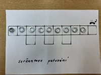 Seržantovo putování - hlavolam pro jednoho, cíl je přesunout seržanta (matička) k telefonu