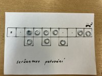 vojáci v zákopu (podložky) musejí šoupáním seržantovi uhnout z cesty