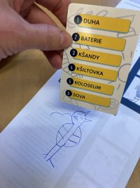 pravidla jsme si upravili pro dvojice - kreslili jsme bez folií, stačila jedna krabice pro všech 15 dětí