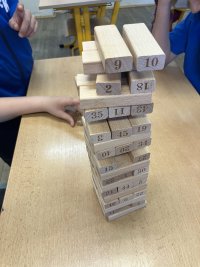 Jenga věž je pro naši věkovou skupinu (10-11 let) ideální s číslicemi