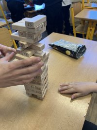 hodíme kostkami a součet/rozdíl/součin/podíl hozených čísel se snažíme vytáhnout z věže